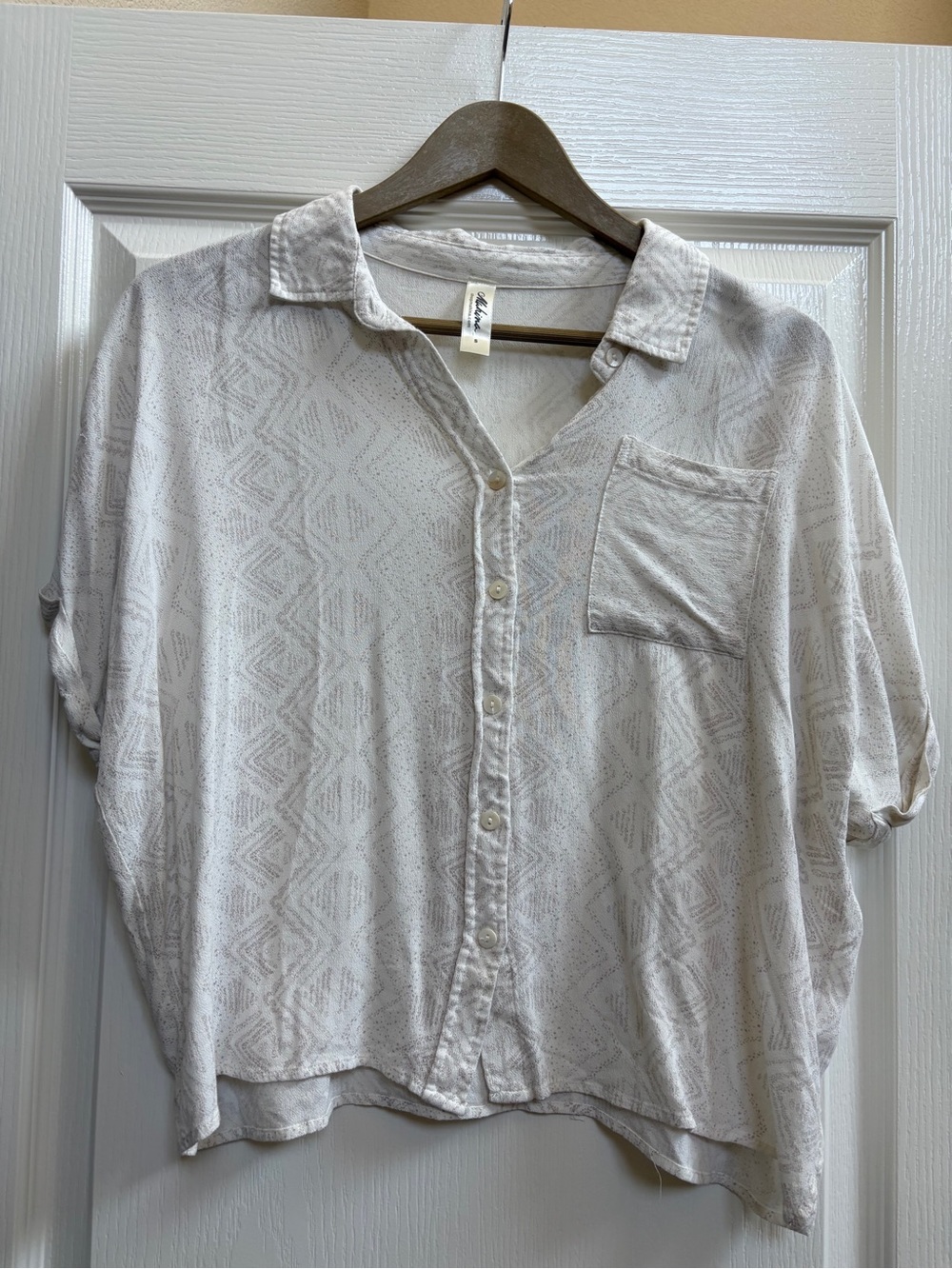 Mahina- short sleeve white button up w/collar and subtle geometric print, Sz S